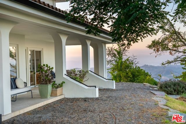 21965 Saddle Peak Road, Topanga CA: https://media.crmls.org/mediaz/6572aacf-b2e9-44a6-ab1b-09660929e2bc.jpg