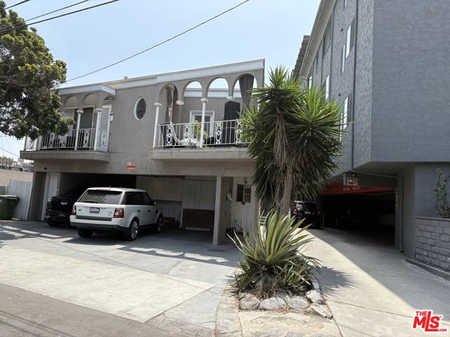 120 Hurricane, Marina del Rey CA: https://media.crmls.org/mediaz/65779ce1-5200-4540-8e87-4dcc564e01e5.jpg