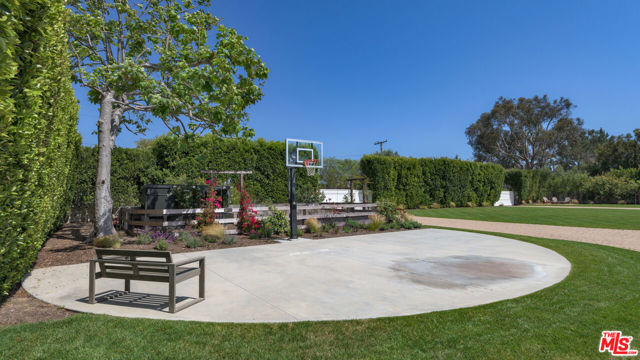 6815 Dume Drive, Malibu CA: https://media.crmls.org/mediaz/6577adab-e00f-4cab-a056-c7d84c3e8f53.jpg