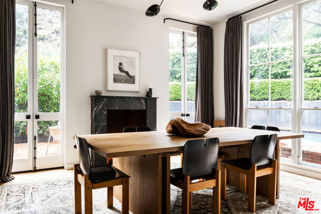 8817 Thrasher Avenue, Los Angeles CA: https://media.crmls.org/mediaz/6578c9ea-0fa3-4b03-bc14-8c8a1d1d3656.jpg