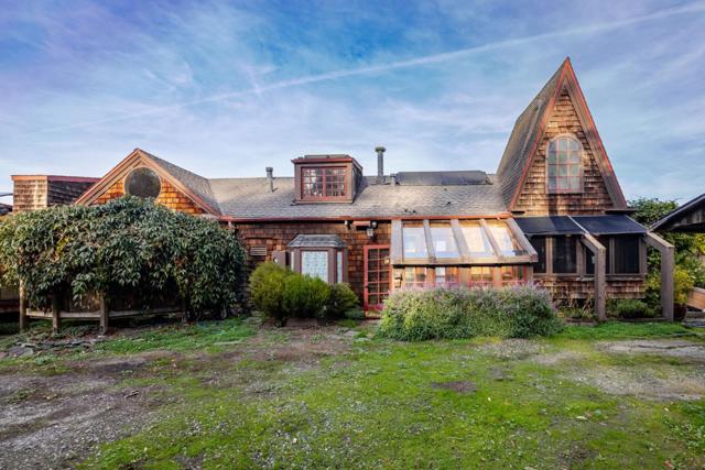 1009 Miramontes Street, Half Moon Bay CA: https://media.crmls.org/mediaz/6578d183-d39e-452f-846c-39a5846fc8f8.jpg