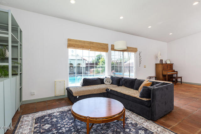 11074 Emelita Street Street, Los Angeles CA: https://media.crmls.org/mediaz/657910b0-c757-4a77-9f99-f906fef7b4a6.jpg