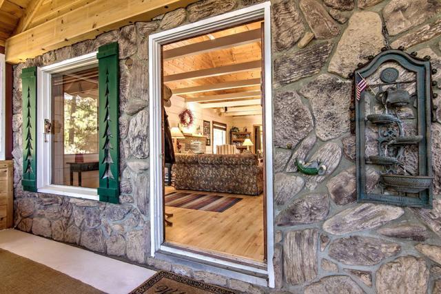 16 Entry into living room