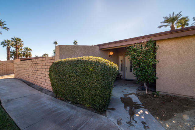 74042 Catalina Way, Palm Desert CA: https://media.crmls.org/mediaz/657a1641-2db5-40ed-82b4-78e6866274d9.jpg