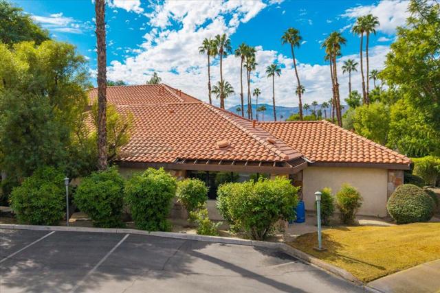 204 Lakecrest Lane, Palm Desert CA: https://media.crmls.org/mediaz/657b72a1-7721-41f3-a3b1-bc870a7cd722.jpg