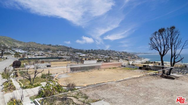 18428 Clifftop Way, Malibu CA: https://media.crmls.org/mediaz/657b9605-9837-4453-8695-6eba7a0d02e0.jpg