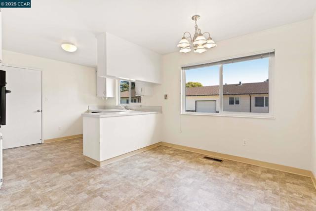 4045 Hoen Ave, Santa Rosa CA: https://media.crmls.org/mediaz/657bd739-64b2-473d-b9f3-1979b088e887.jpg
