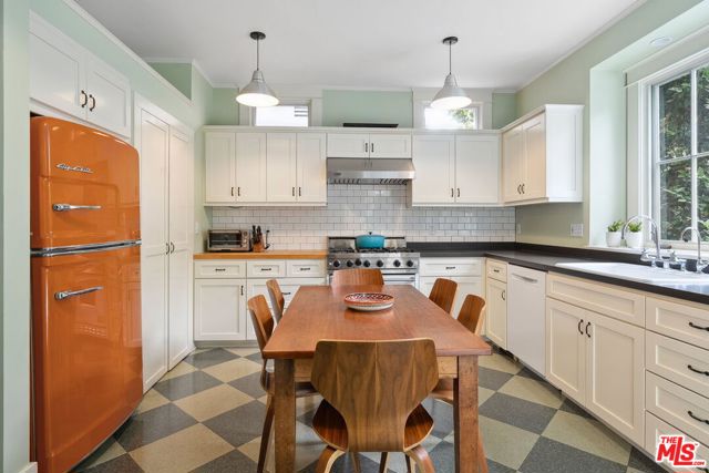 813 Crestmoore Place, Venice CA: https://media.crmls.org/mediaz/657ca565-3cc9-4d96-9a46-1683edd7b17f.jpg