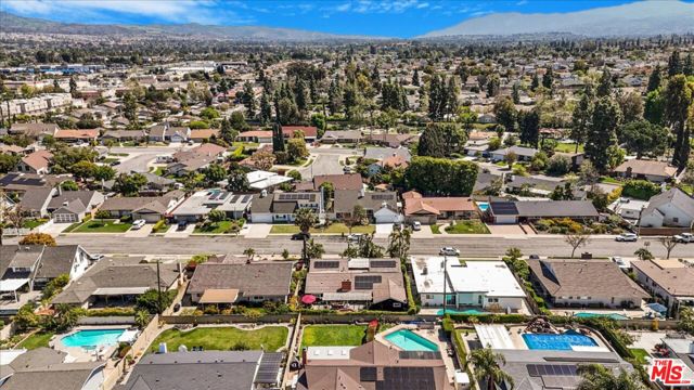 1237 Brian Street, Placentia CA: https://media.crmls.org/mediaz/657e75db-3e16-4b27-a7b1-ec585676ee1c.jpg