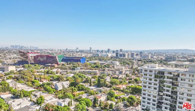 818 N Doheny Drive, West Hollywood CA: https://media.crmls.org/mediaz/657efe69-d1d9-4830-9b76-b239695343d5.jpg