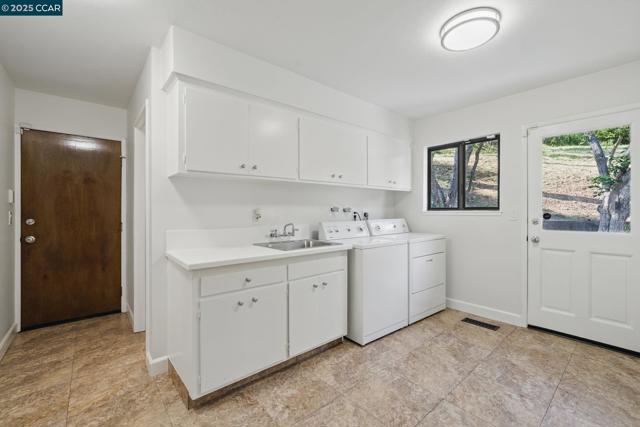 3938 Los Arabis Dr, Lafayette CA: https://media.crmls.org/mediaz/657f9d9b-ec10-45d7-9302-432295abaa48.jpg