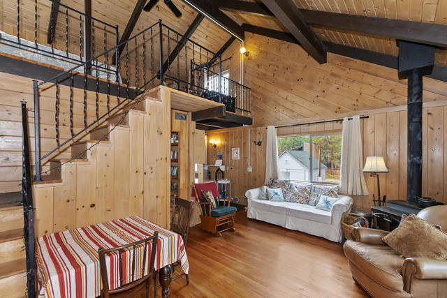 102 E Country Club Boulevard, Big Bear CA: https://media.crmls.org/mediaz/65800a70-6cf1-4f5a-ba3c-52327978b52f.jpg