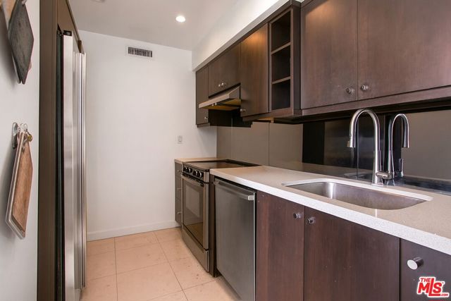 7250 Franklin Avenue, Los Angeles CA: https://media.crmls.org/mediaz/65800e7d-b650-4287-96c4-b343479eb74c.jpg
