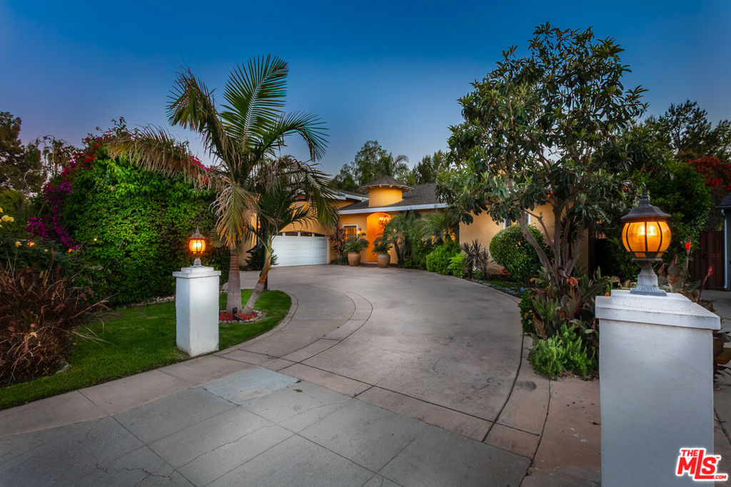 5865 Hillview Park Avenue