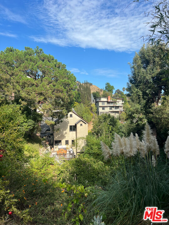 3105 Ledgewood Drive, Los Angeles CA: https://media.crmls.org/mediaz/65805af4-8d84-495e-a6c7-ba526ec253e5.jpg