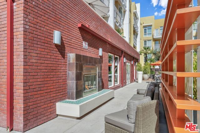 21301 Erwin Street, Woodland Hills, California 91367, 2 Bedrooms Bedrooms, ,2 BathroomsBathrooms,Condominium,For Sale,Erwin,24427491