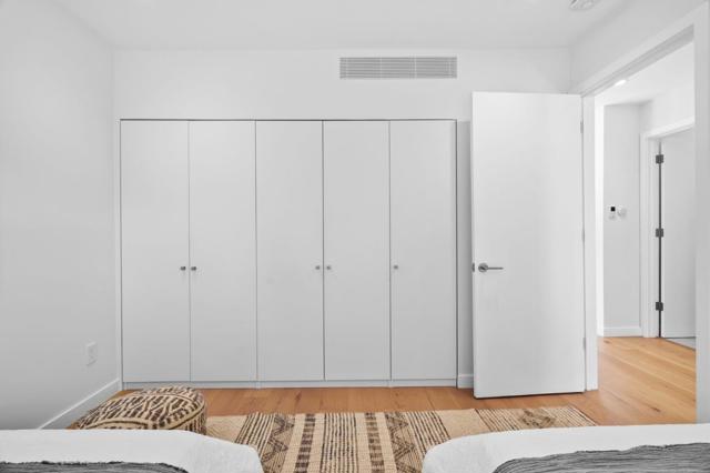 628 8th Avenue, Menlo Park CA: https://media.crmls.org/mediaz/65808a7d-1e95-44b2-ba42-011be18a465a.jpg