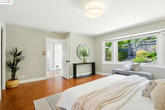 25 Holyrood Manor, Oakland CA: https://media.crmls.org/mediaz/6580ac25-e6b7-4598-907a-286211a7ae05.jpg