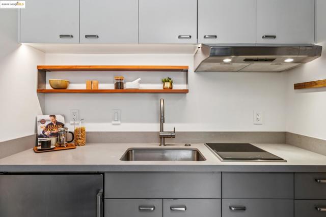 6232 Manoa St, Oakland CA: https://media.crmls.org/mediaz/6580ed3f-01ed-4844-93bf-ac4022e5ff62.jpg