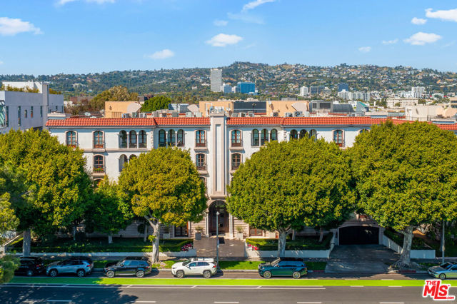9249 Burton Way, Beverly Hills CA: https://media.crmls.org/mediaz/6581bf10-68e4-40bc-8005-de303d54f224.jpg