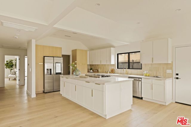 2370 Kelton Avenue, Los Angeles CA: https://media.crmls.org/mediaz/65825277-5888-47ef-8e08-2e7b9291f866.jpg