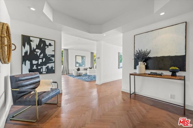 300 N Swall Drive, Beverly Hills CA: https://media.crmls.org/mediaz/65825fa8-e0a9-4acf-a6ec-c43b0e0e261f.jpg