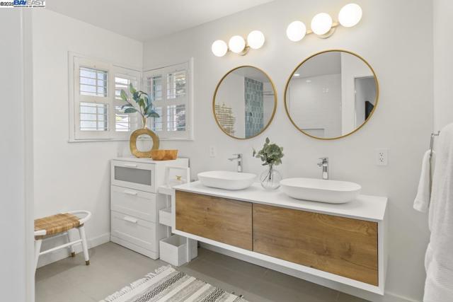 10336 Greenview Dr, Oakland CA: https://media.crmls.org/mediaz/6583e543-3635-4528-a5e7-0d880734d124.jpg