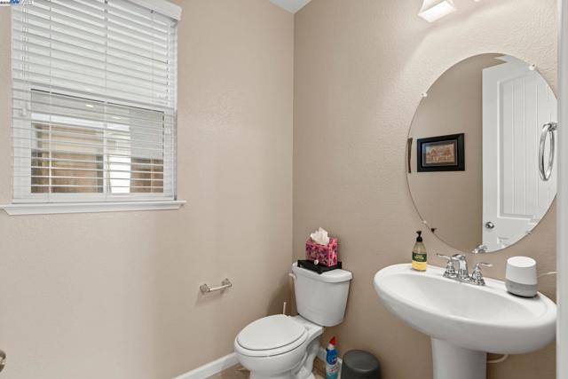 248 Alta St, Brentwood CA: https://media.crmls.org/mediaz/65859763-ff7c-417c-addf-c7800006ab1d.jpg