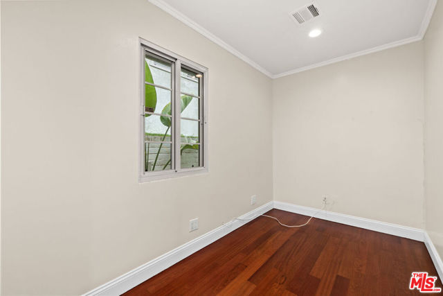 427 W Manchester Avenue, Playa del Rey CA: https://media.crmls.org/mediaz/6585a769-d9b3-45a1-9f81-f0a795ef020b.jpg