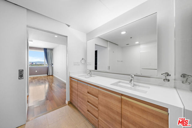 3785 Wilshire Boulevard, Los Angeles CA: https://media.crmls.org/mediaz/6585d9d7-c85b-4e33-975b-29156d22c373.jpg