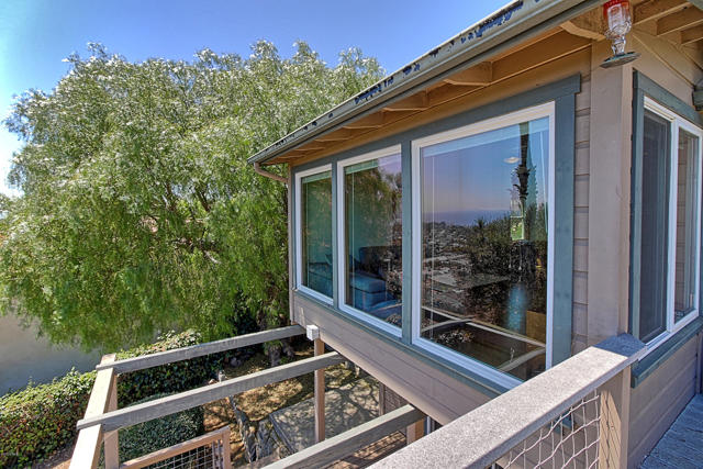 2108 Sunset Drive, Ventura CA: https://media.crmls.org/mediaz/658601c8-a7b0-40e2-ba87-819d3c0e5a25.jpg