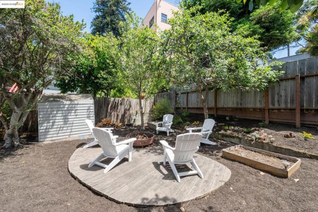 3116 Harrison St, Oakland CA: https://media.crmls.org/mediaz/658621e3-3402-4b2f-af35-7c463461f6b8.jpg