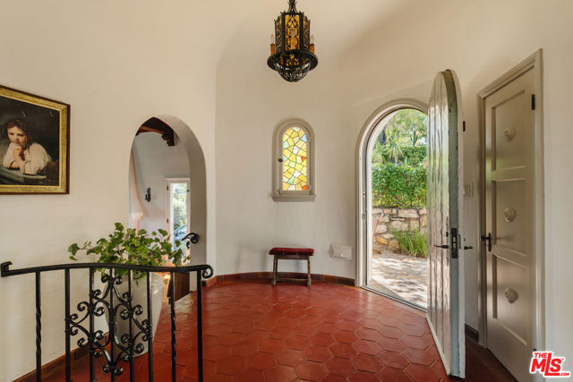 3744 Clayton Avenue, Los Angeles CA: https://media.crmls.org/mediaz/65862b3e-a5ff-407a-b883-4ea4439cff61.jpg