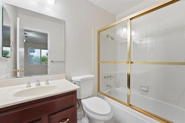 Detail Gallery Image 12 of 16 For 909 Caminito Madrigal #B,  Carlsbad,  CA 92011 - 2 Beds | 2/1 Baths