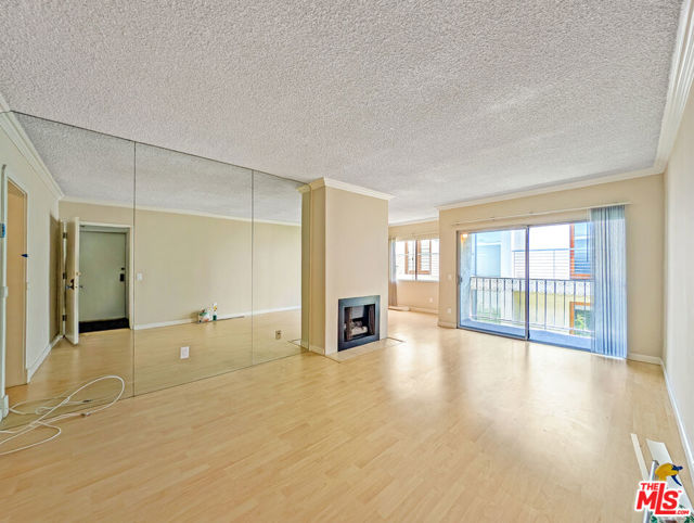 1538 11th Street, Santa Monica CA: https://media.crmls.org/mediaz/6587ed2f-39e8-49c1-99e2-9d666bcd8601.jpg