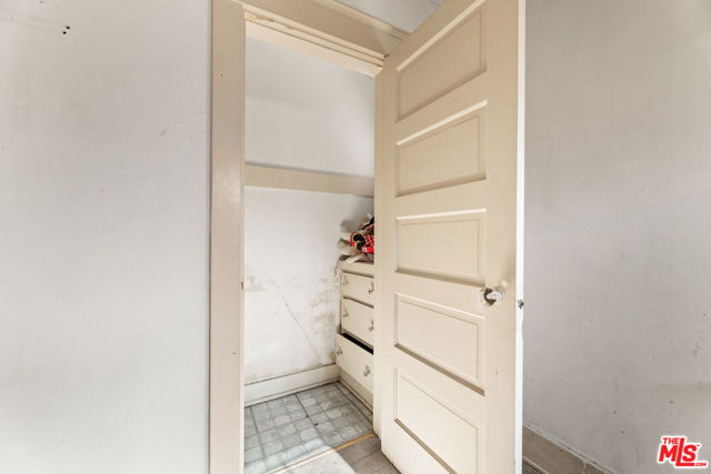 1011 N N Heliotrope Drive, Los Angeles CA: https://media.crmls.org/mediaz/65886065-5ea7-476d-b6b9-1319814dce67.jpg