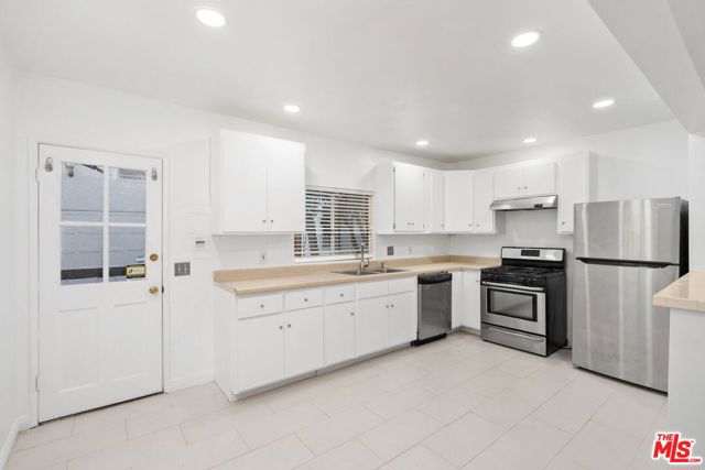 934 N La Jolla Avenue, West Hollywood CA: https://media.crmls.org/mediaz/6588f714-cd5d-43f8-b14b-be03abdc611e.jpg