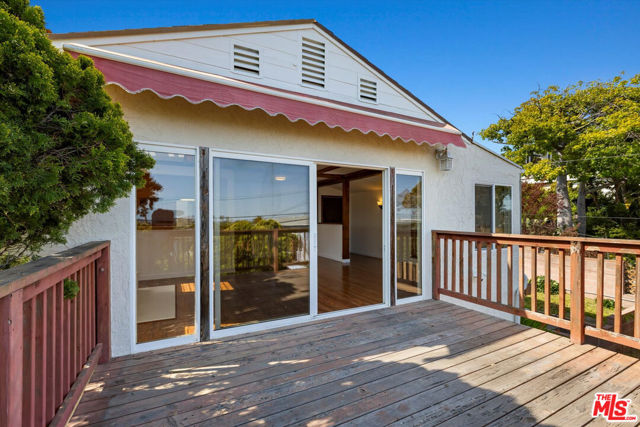 711 Pier Avenue, Santa Monica CA: https://media.crmls.org/mediaz/658a4a57-d743-412e-9c6a-3ea844d554b7.jpg