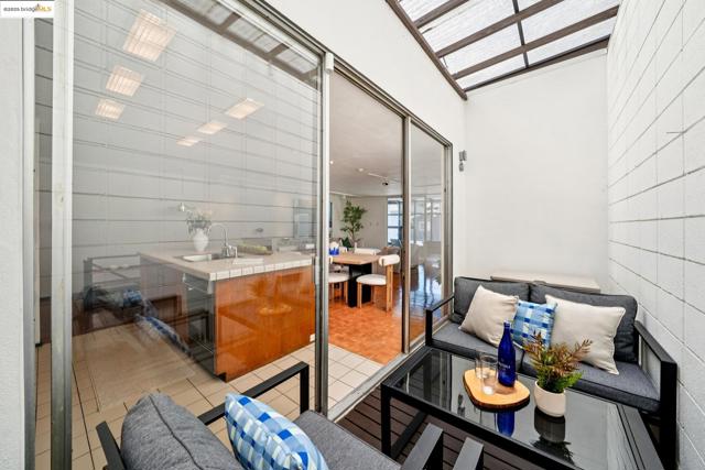 2760 Park Blvd, Oakland CA: https://media.crmls.org/mediaz/658a5ac8-c619-4760-87e1-c627f01ba25a.jpg