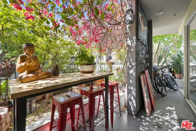 2400 Corinth Avenue, Los Angeles CA: https://media.crmls.org/mediaz/658a7b7e-45f6-47c9-b31f-8488122e1210.jpg