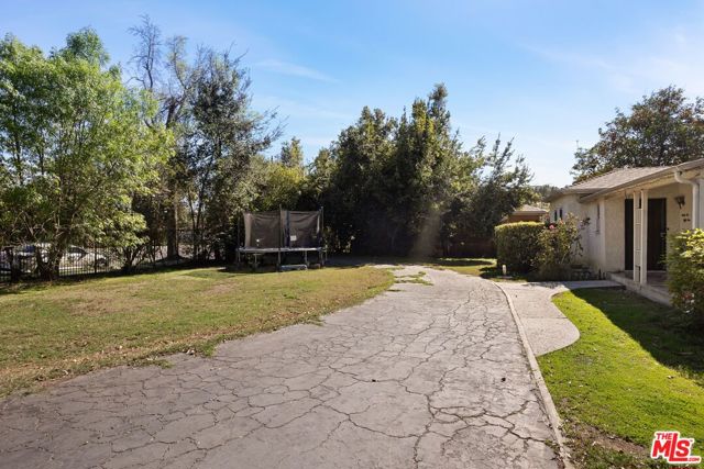 6655 Lindley Avenue, Reseda CA: https://media.crmls.org/mediaz/658b99d5-bd91-4119-90a5-d4dce546b7f1.jpg