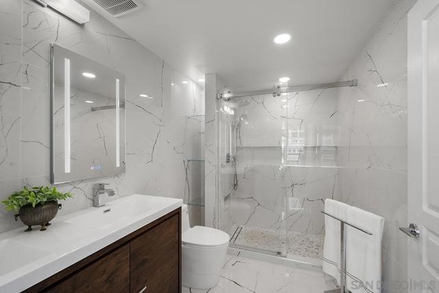 555 Front St, San Diego CA: https://media.crmls.org/mediaz/658cd383-2b78-4e67-8a2f-a35c2f5d6017.jpg