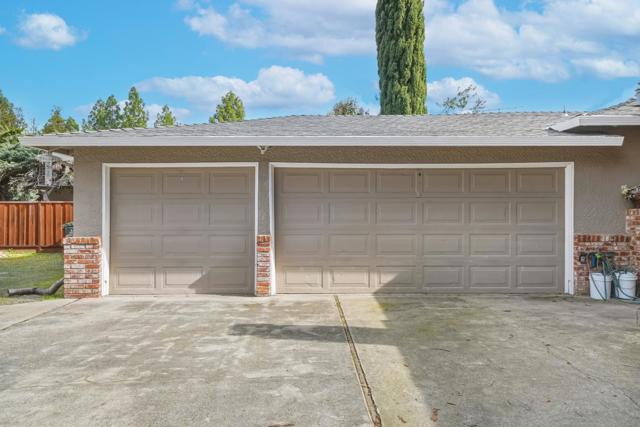 1451 Tyler Park Way, Mountain View CA: https://media.crmls.org/mediaz/658d8256-bbdf-4d81-91ce-46e603117411.jpg