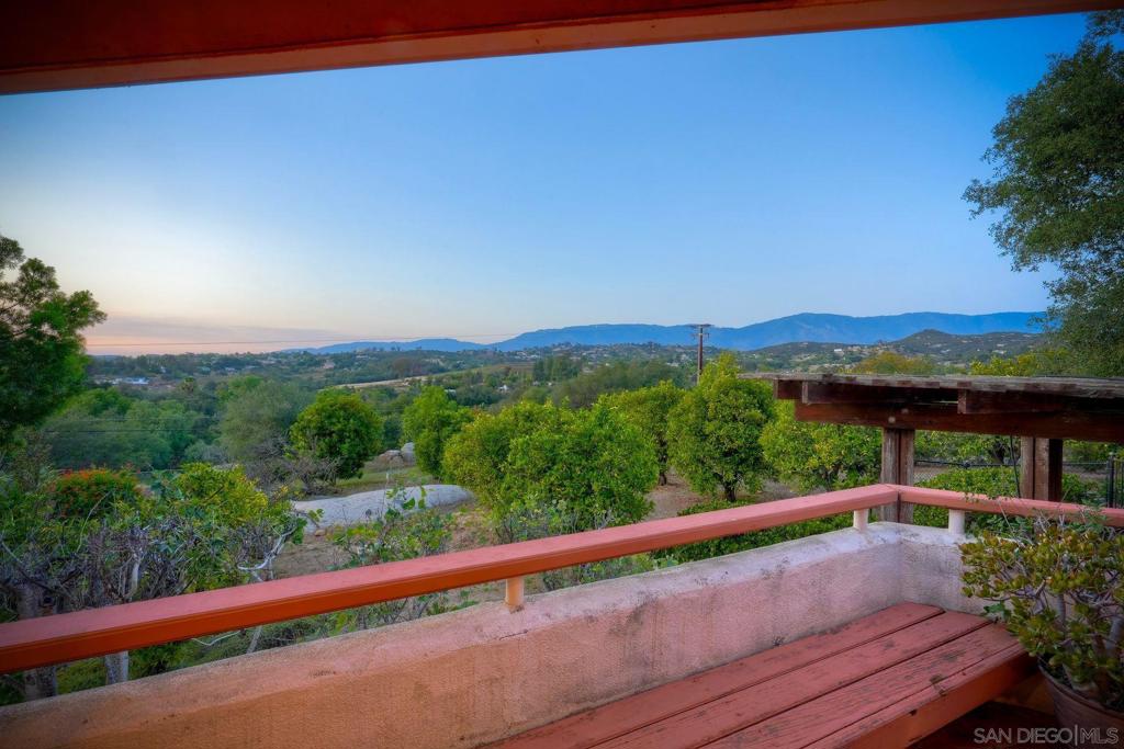 https://media.crmls.org/mediaz/658da443-d128-4043-a07c-4268a5ef4e5a.jpg?preset=X-Large
