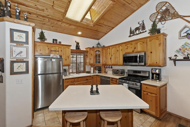 43259 Bow Canyon Road, Big Bear CA: https://media.crmls.org/mediaz/658dea46-abf9-4bf1-97c1-e12e9ac9ba31.jpg
