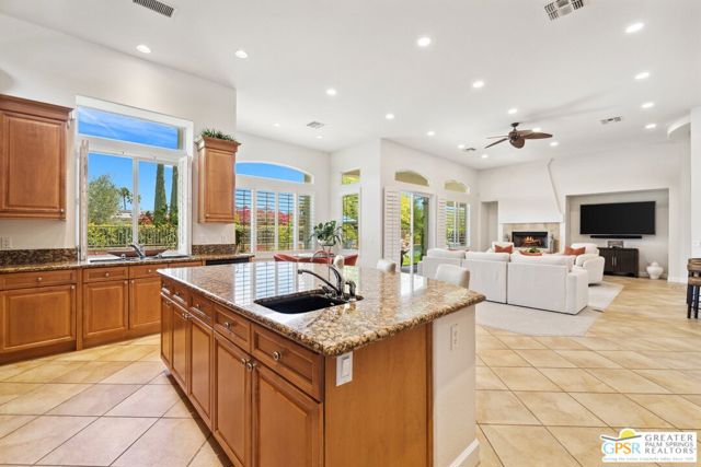 1 Toscana Way, Rancho Mirage CA: https://media.crmls.org/mediaz/658e5c1a-6d20-4447-b751-910997baa24e.jpg