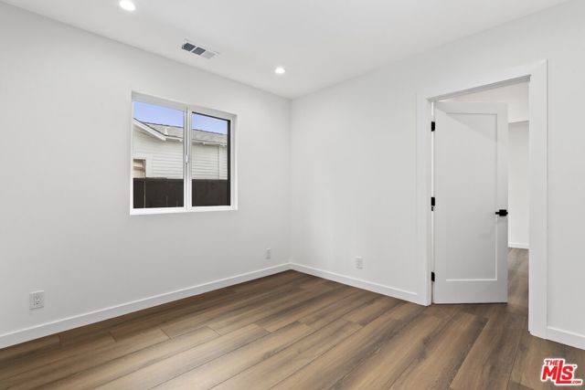 2700 S Palm Grove Avenue, Los Angeles CA: https://media.crmls.org/mediaz/658e6c48-e543-4d46-b35b-6d94433f0a59.jpg