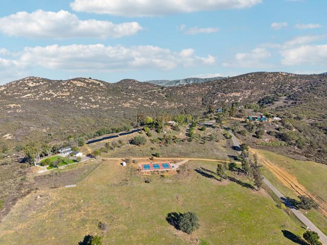 26086 Bear Valley Heights Road, Escondido CA: https://media.crmls.org/mediaz/658fe83e-e439-4715-a3e0-5615c0822fc5.jpg
