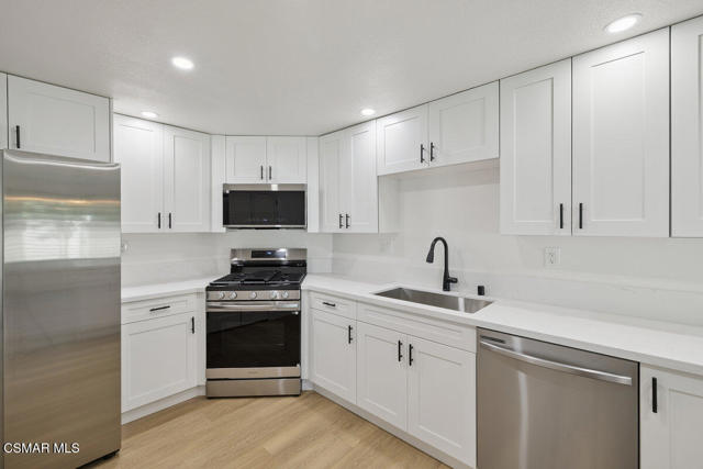 2619 Calle Hermosa, Thousand Oaks CA: https://media.crmls.org/mediaz/6590adfc-4109-41b1-9cf5-a66402cece6a.jpg