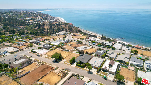 18128 Kingsport Drive, Malibu CA: https://media.crmls.org/mediaz/6590b87f-16fe-4c77-ab3c-4bd486f9719b.jpg